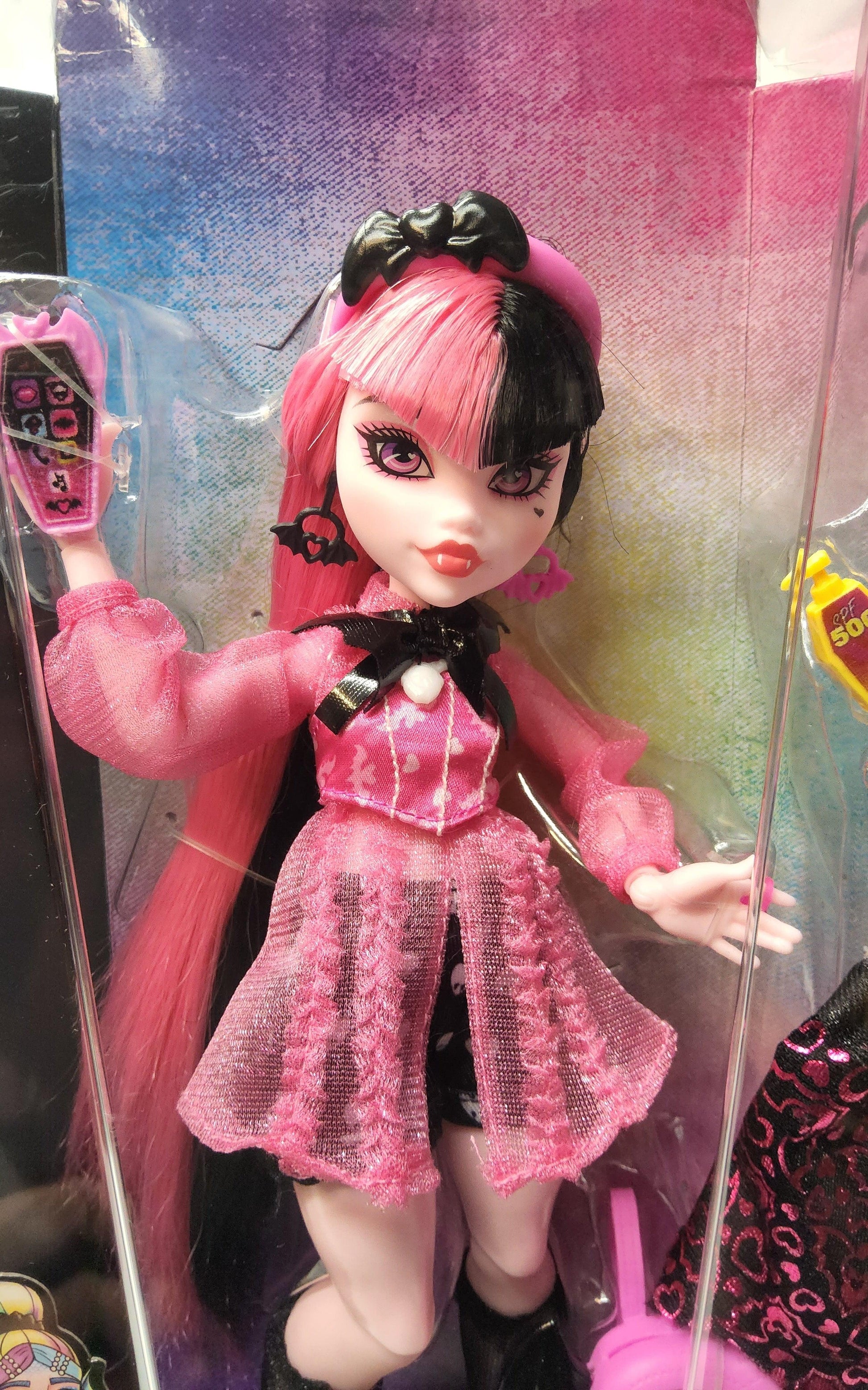Monster High Draculaura 11" Fashion Doll Pet & Accessories - Logan's Toy Chest