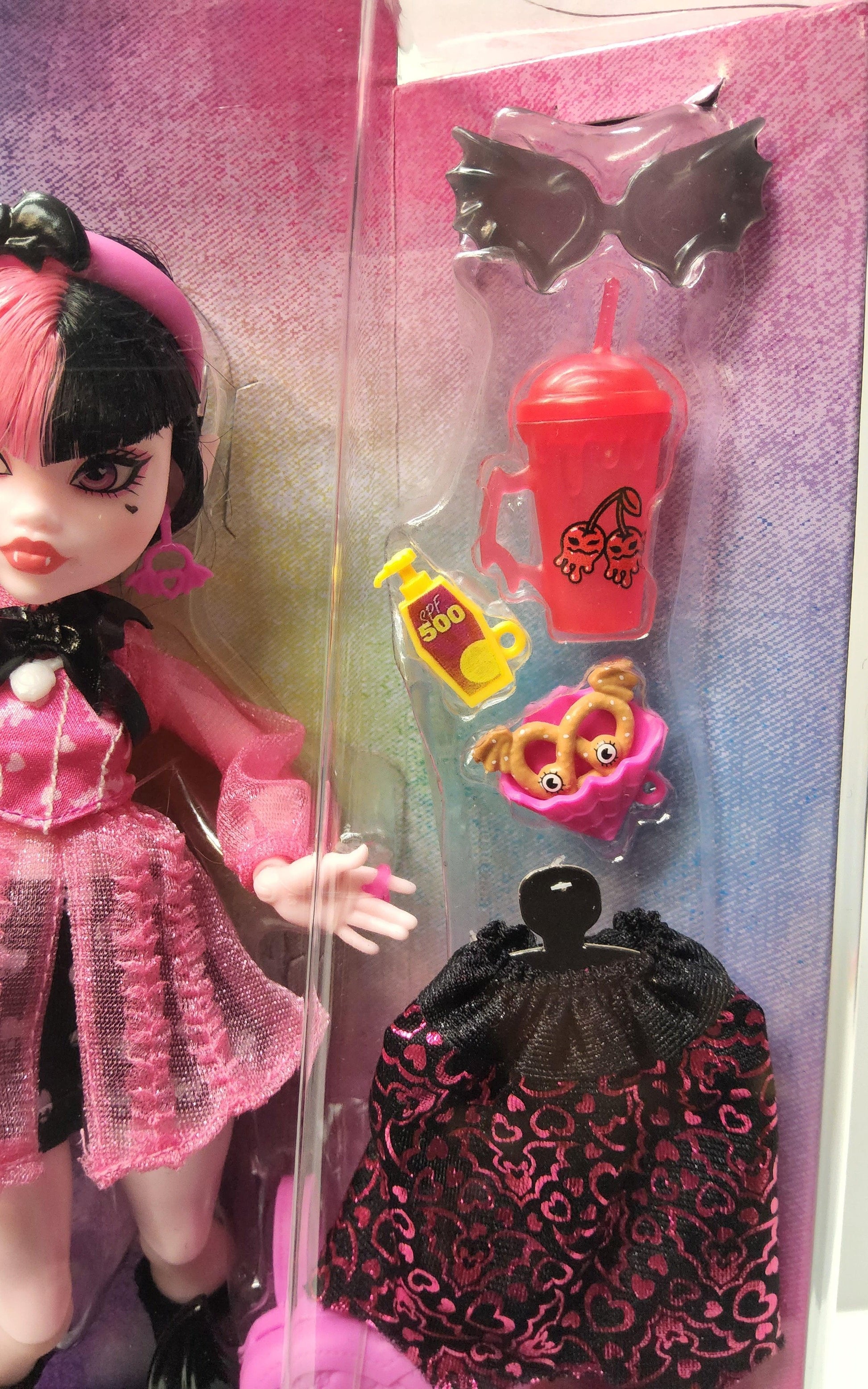 Monster High Draculaura 11" Fashion Doll Pet & Accessories - Logan's Toy Chest